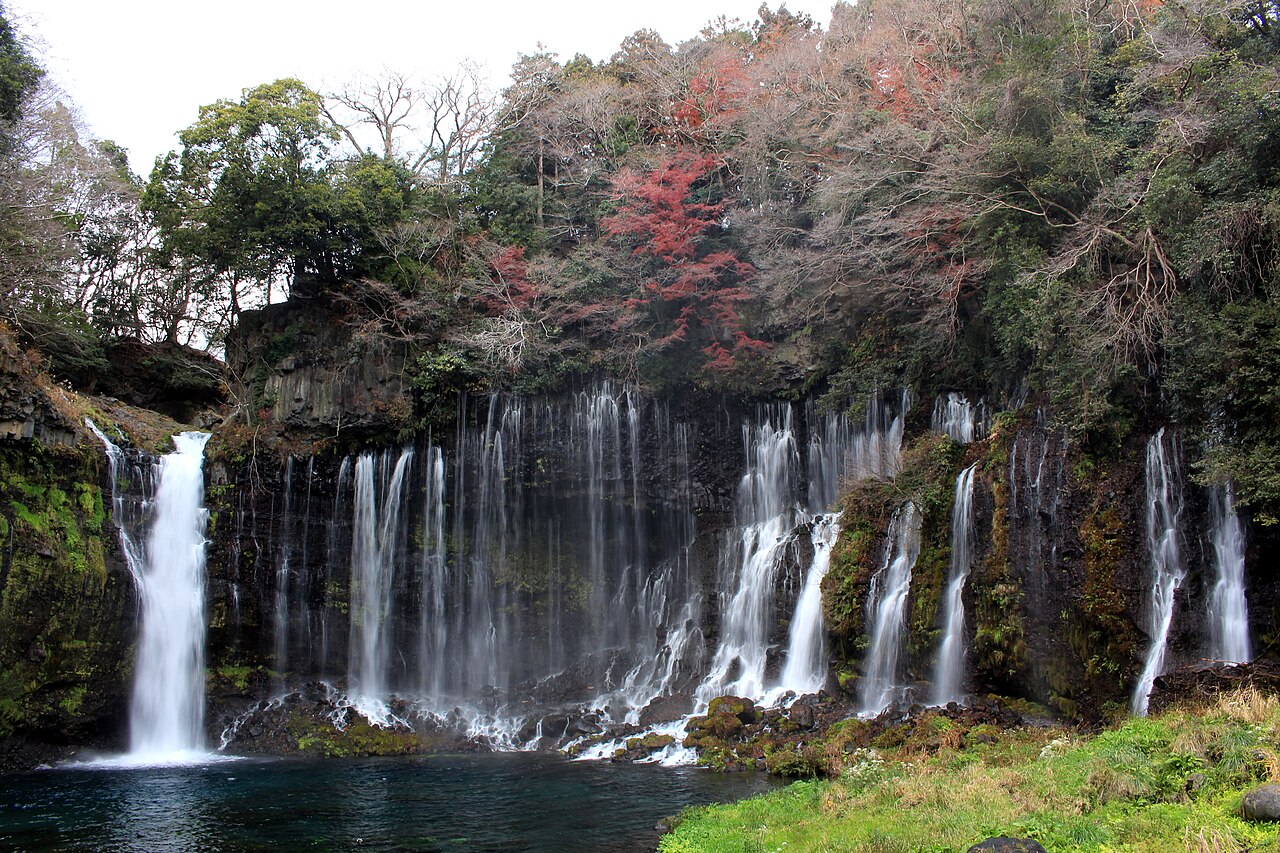 น้ำตก Shiraito Falls ในเมืองฟูจิโนมิยะ